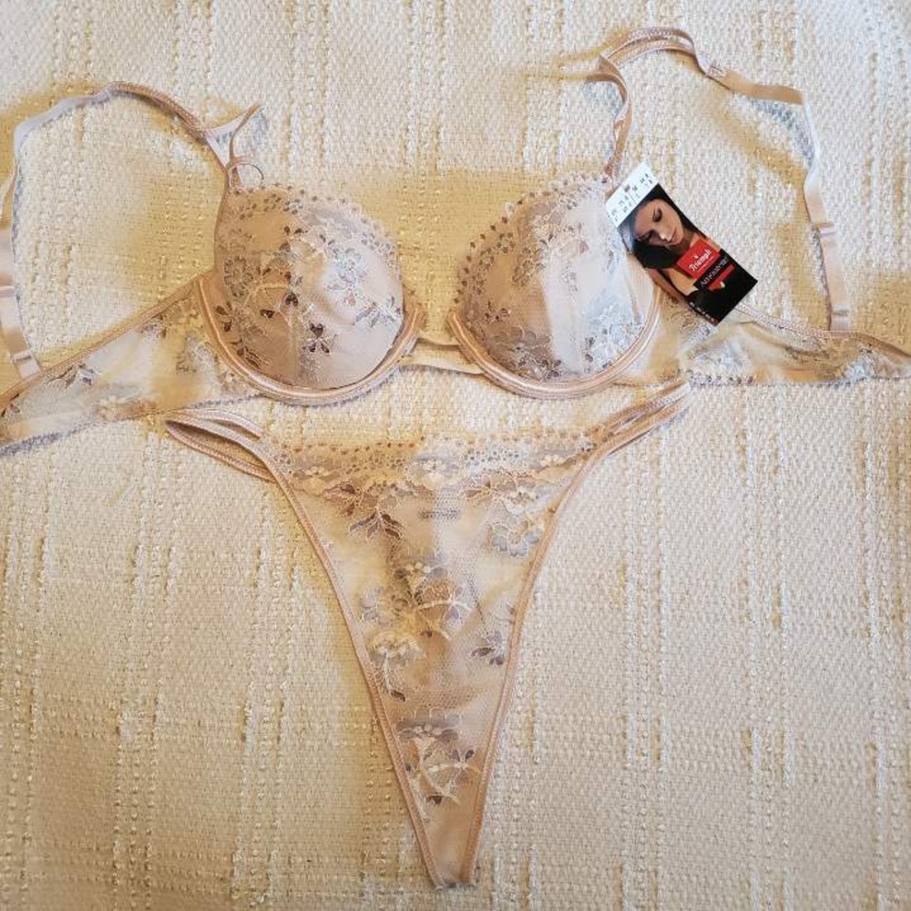 TRIUMPH Euro-inspired Embroidered contour bra & thong